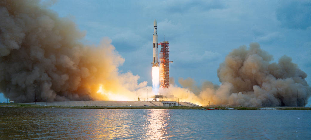 Saturn V hoists Skylab